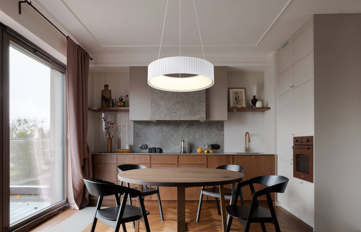 Mise en ambiance au-dessus d'une table ronde dans une cuisine en bois clair