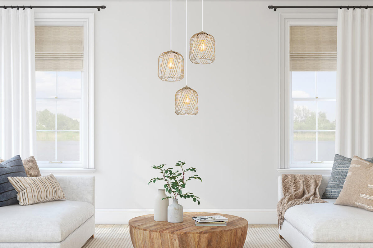 Mise en ambiance salon clair, suspension au-dessus table basse bois et plantes