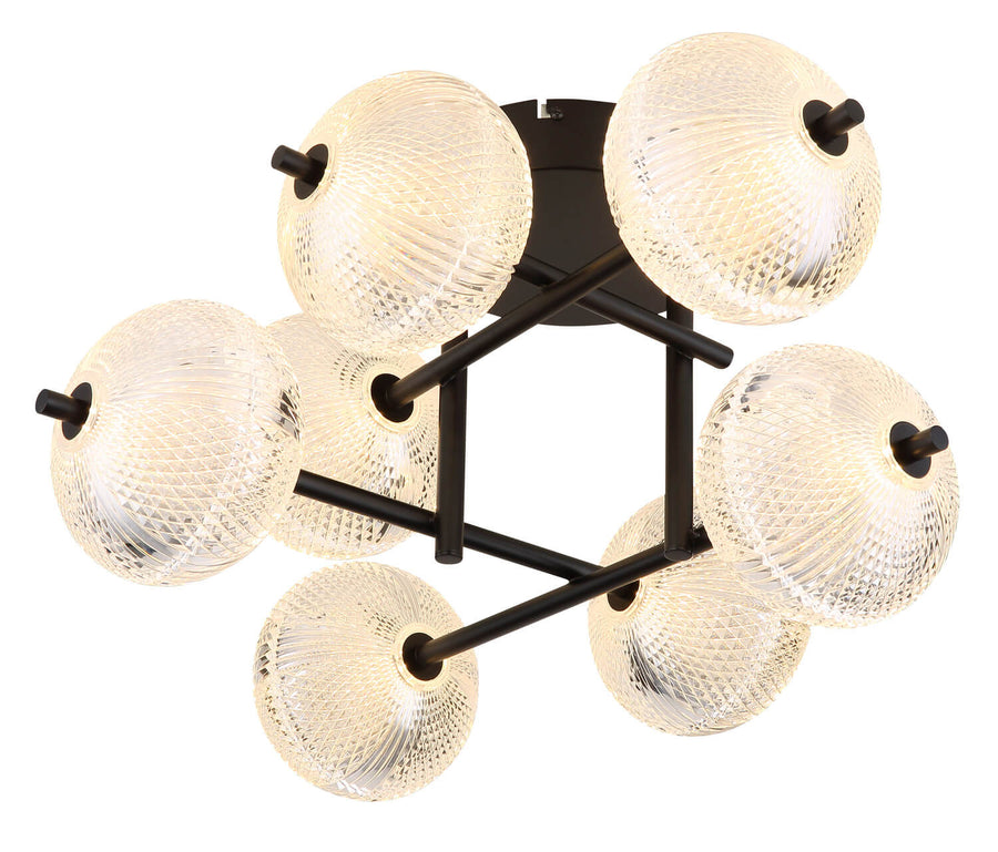 Plafonnier allumé, les globes en verre diffusent une lumière chaude et enveloppante.