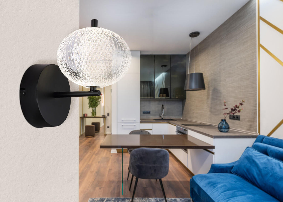 Mise en ambiance dans un séjour contemporain, applique allumée fixée sur un mur clair.