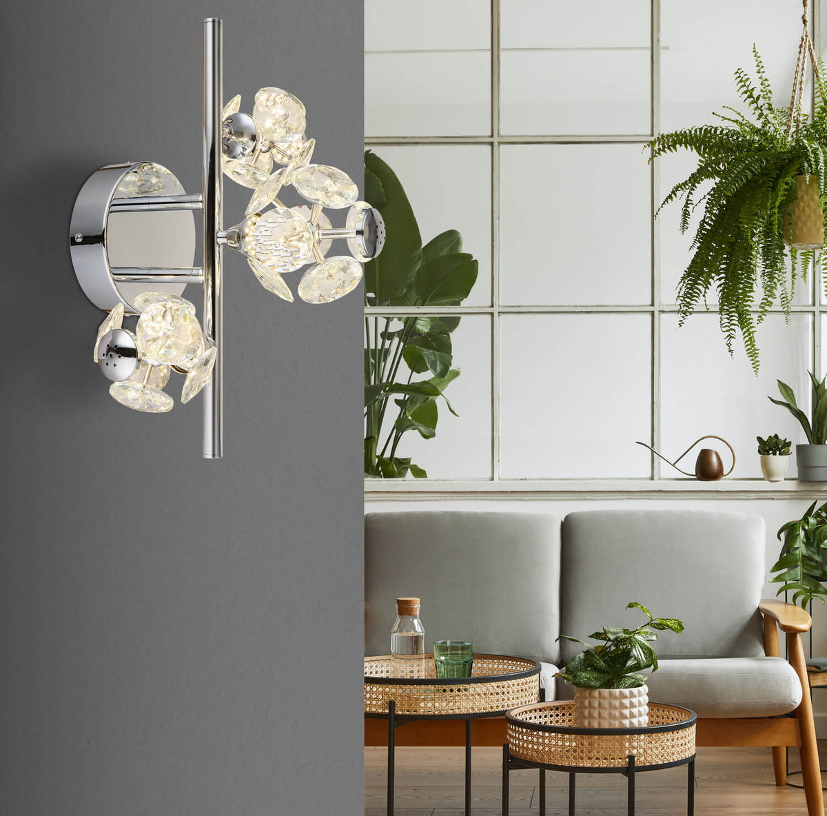 Mise en ambiance de l'applique allumée sur un mur gris près d'un canapé