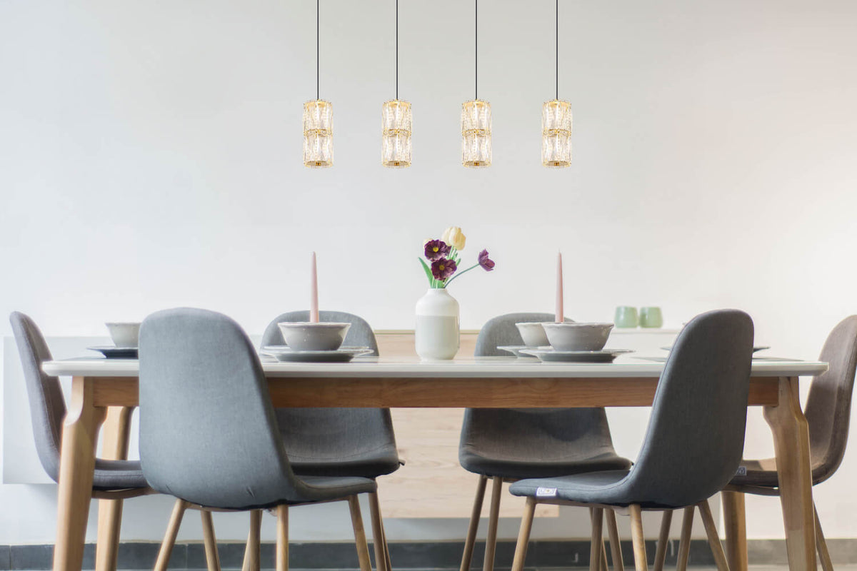 Mise en ambiance au-dessus d'une table à manger en bois avec chaises grises
