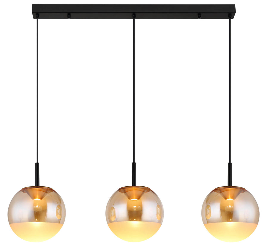 Vue centrée de la suspension noire avec ses trois globes en verre ambré suspendus.