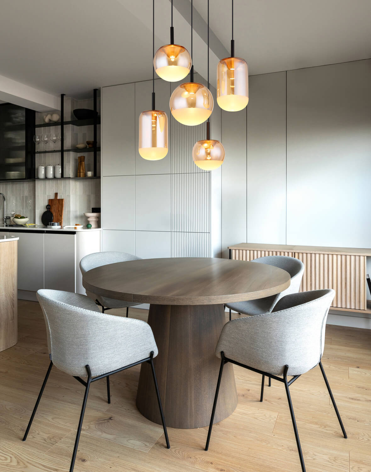 Mise en ambiance au-dessus d'une table ronde en bois dans une cuisine