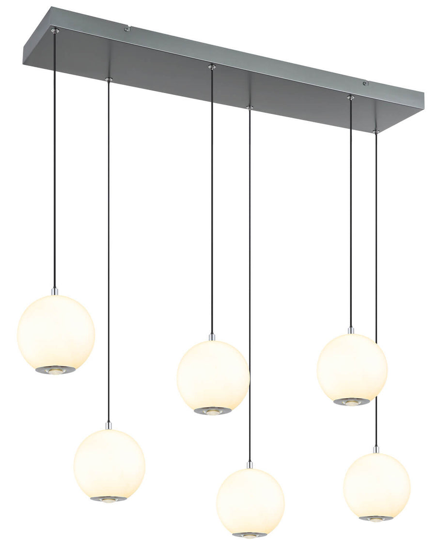 Vue de face du luminaire allumé, boules opalines diffusant une lumière chaude