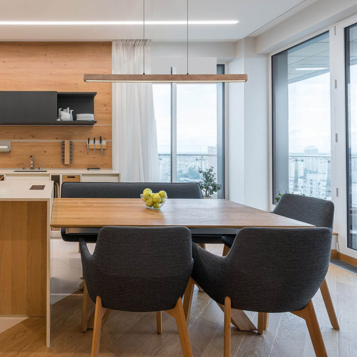Mise en ambiance au-dessus d'une table de salle à manger moderne