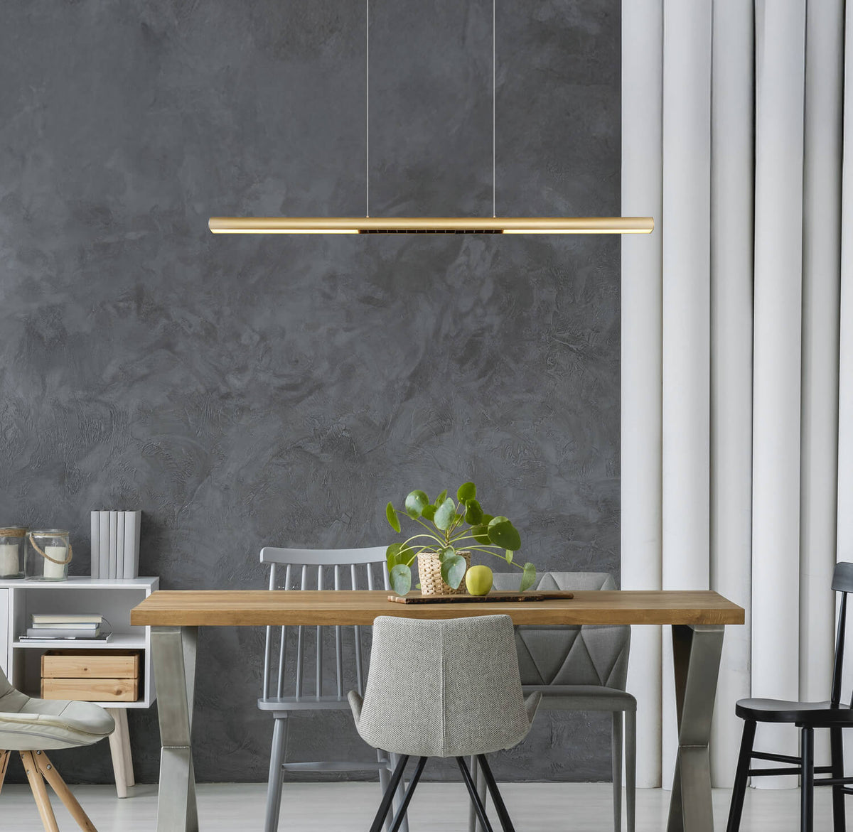 Mise en ambiance au-dessus d'une table de salle à manger, mur gris béton