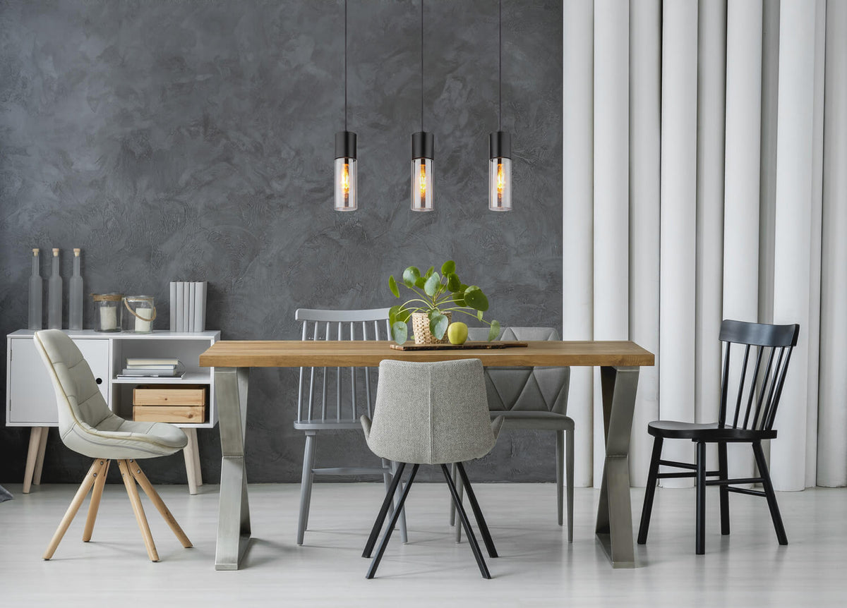 Mise en ambiance : suspension allumée au-dessus d'une table dans une salle à manger moderne.