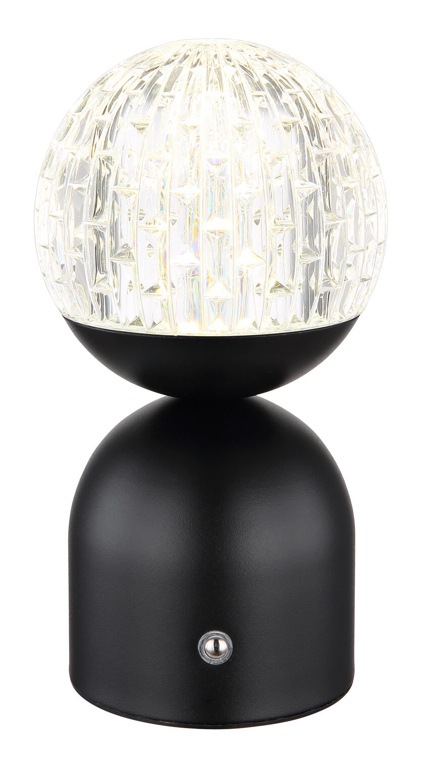 Vue rapprochée du globe en verre facetté posé sur sa base noire mate