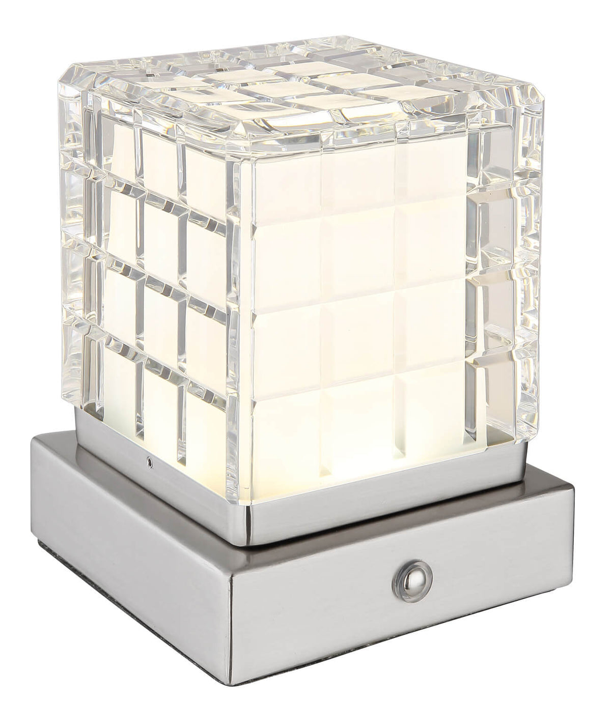 Lampe à poser cube en verre transparent, base nickel satiné et lumière allumée