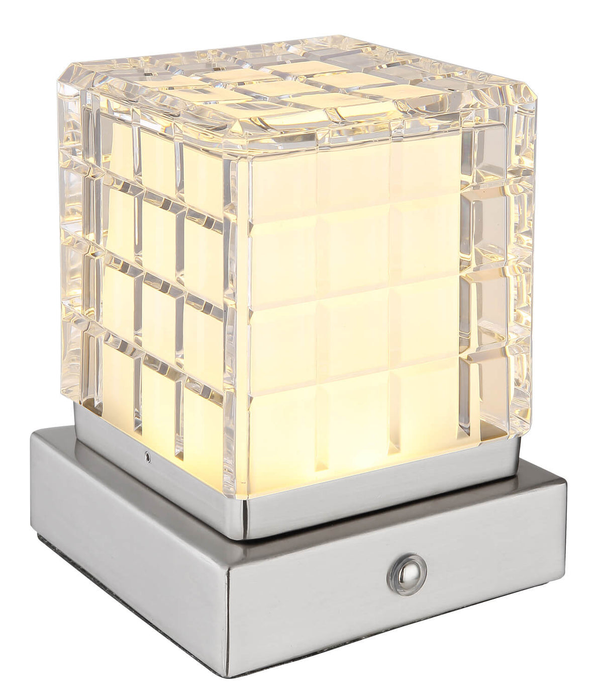 Lampe cube diffusant une lumière chaude sur sa base en nickel satiné