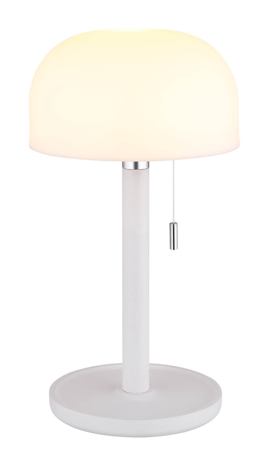 Lampe allumée de trois quarts, lumière chaude diffusée par l'abat-jour dôme