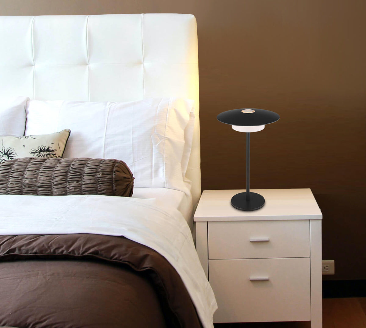 Mise en ambiance dans une chambre, lampe posée sur une table de nuit blanche