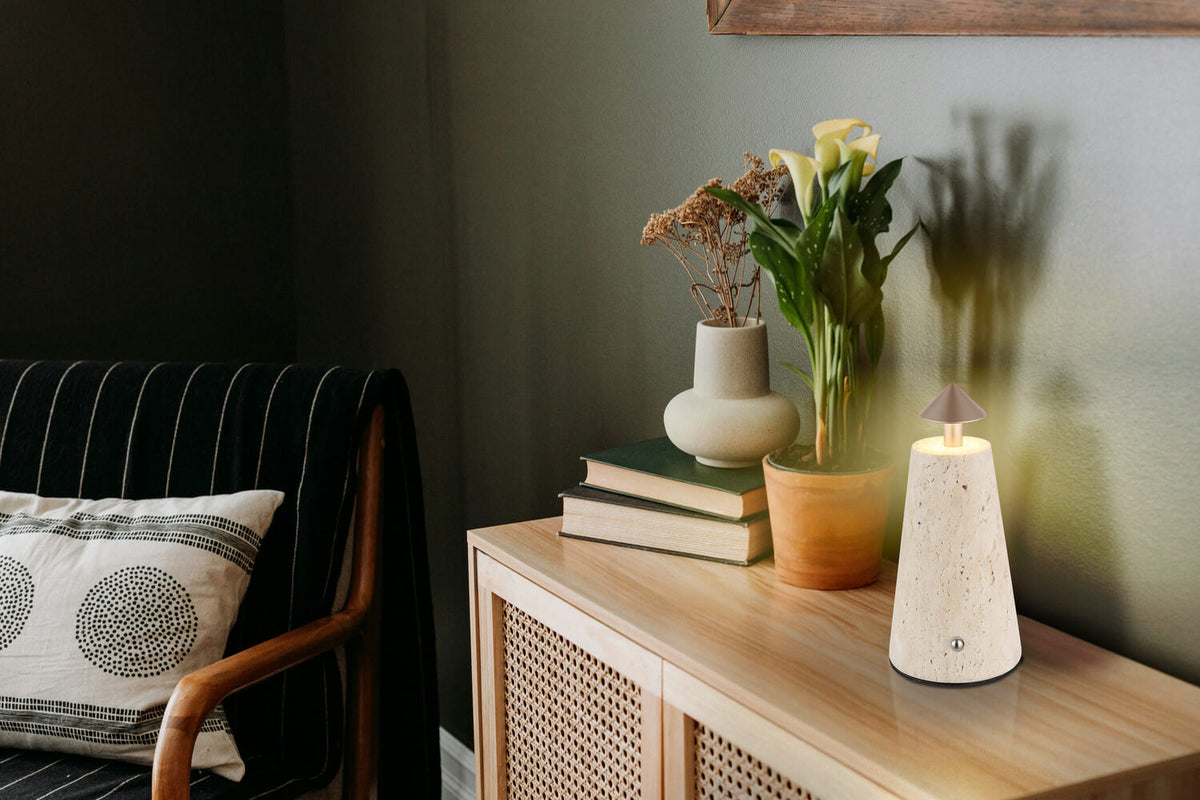 Mise en ambiance sur un meuble en bois, près de plantes et de livres