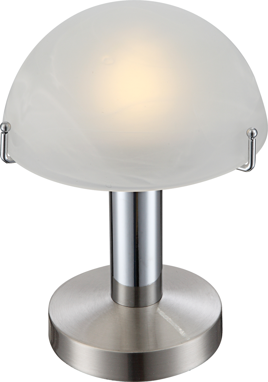 Vue rapprochée du luminaire, abat-jour en verre dépoli et colonne chromée avec reflets.