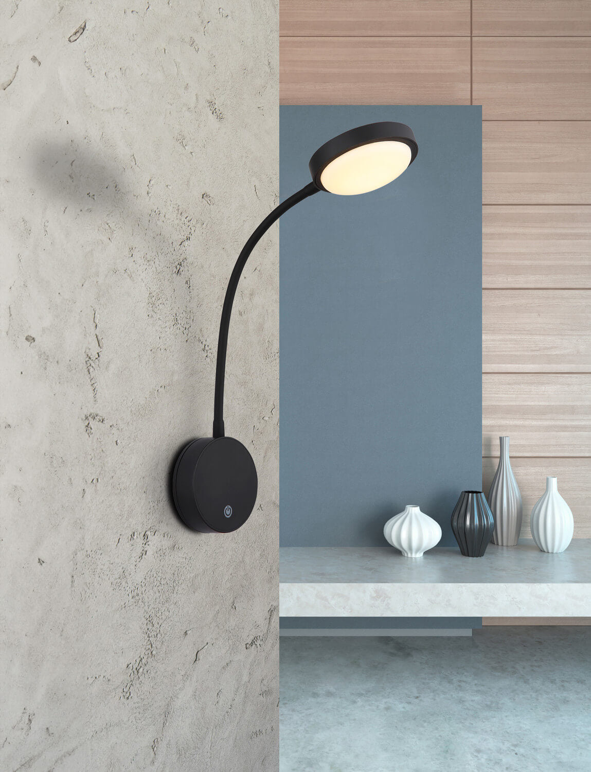 Mise en ambiance sur mur béton, applique allumée au-dessus d'une étagère décorative