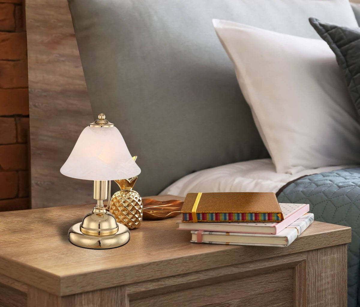 Mise en ambiance sur une table de chevet en bois avec livres et coussins