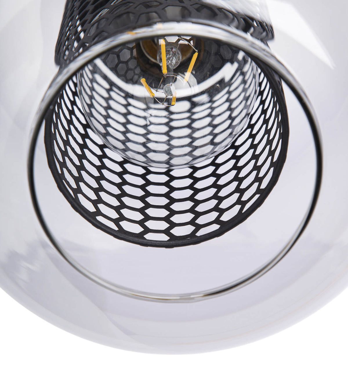 Gros plan par le dessous montrant la grille alvéolée interne et l'ampoule