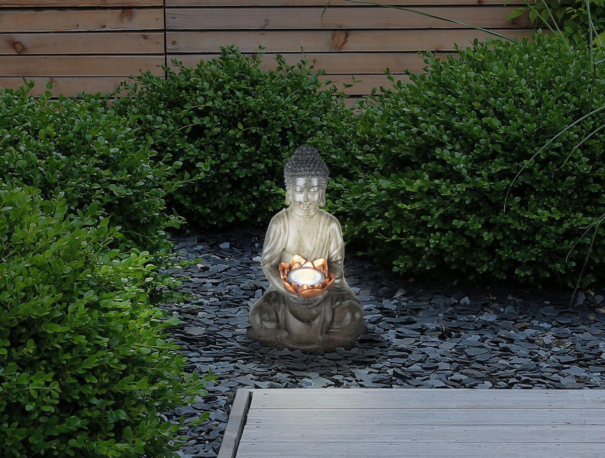 Mise en ambiance : Bouddha lumineux posé sur gravier noir au jardin