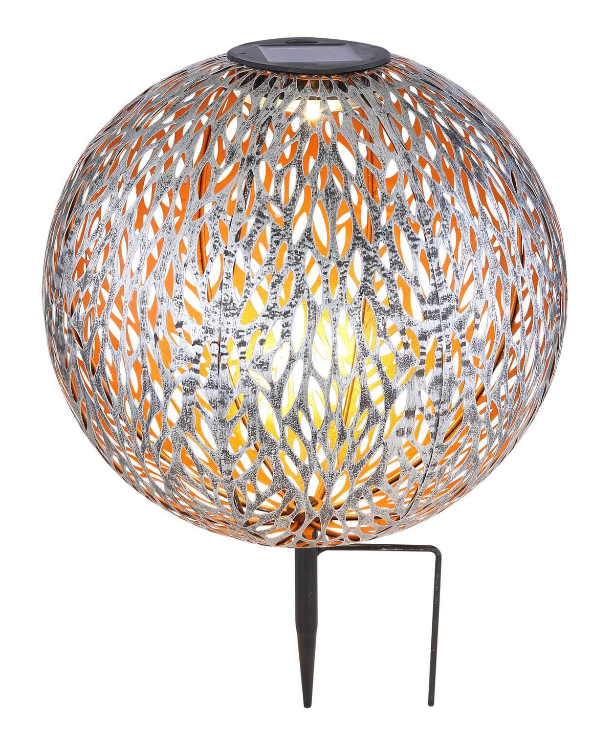 Luminaire sphérique argenté ajouré, vue de face sur fond blanc avec piquet noir.