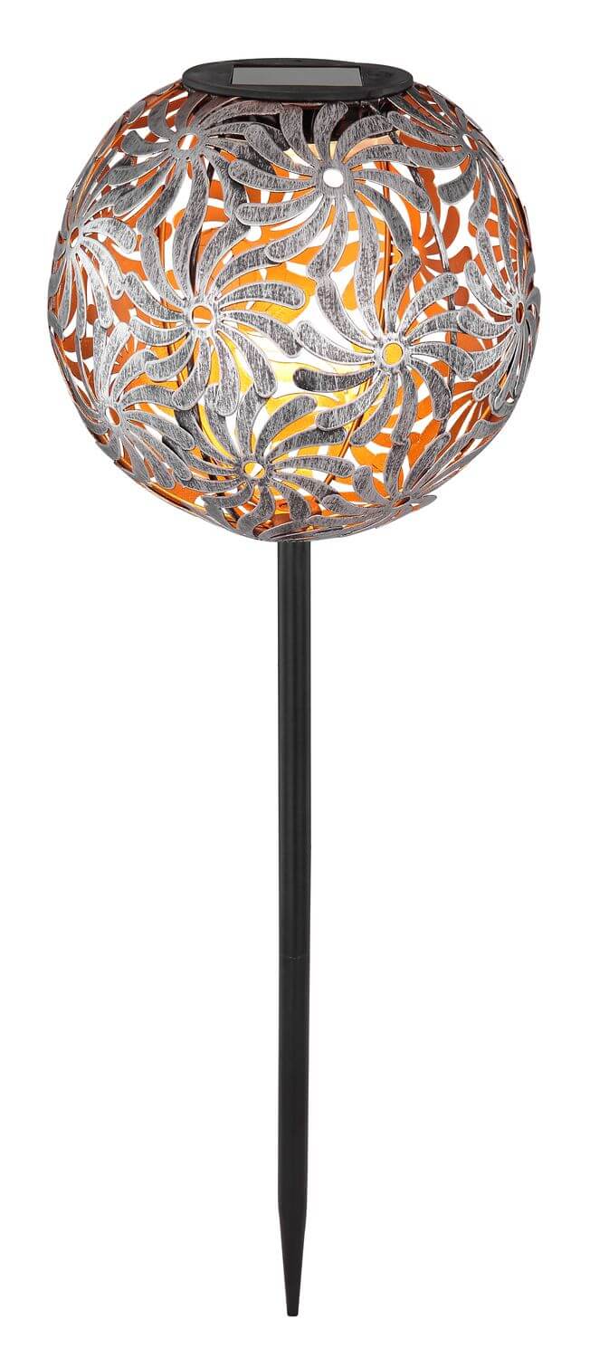 Vue entière du lampadaire solaire à boule métallique ajourée et long piquet.