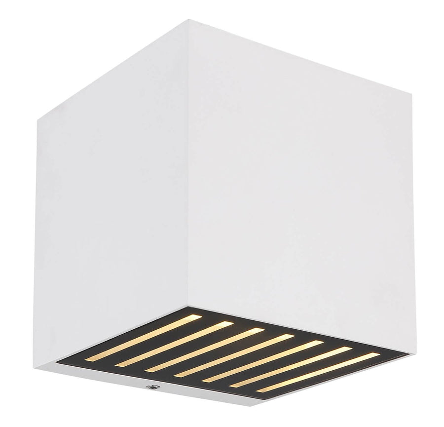Vue de face du luminaire blanc, grille inférieure striée laissant filtrer la lumière