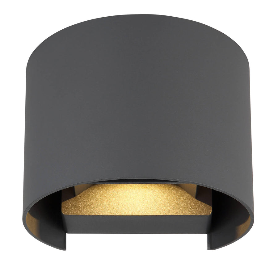 Vue rapprochée de face montrant l'intérieur doré et l'ouverture basse