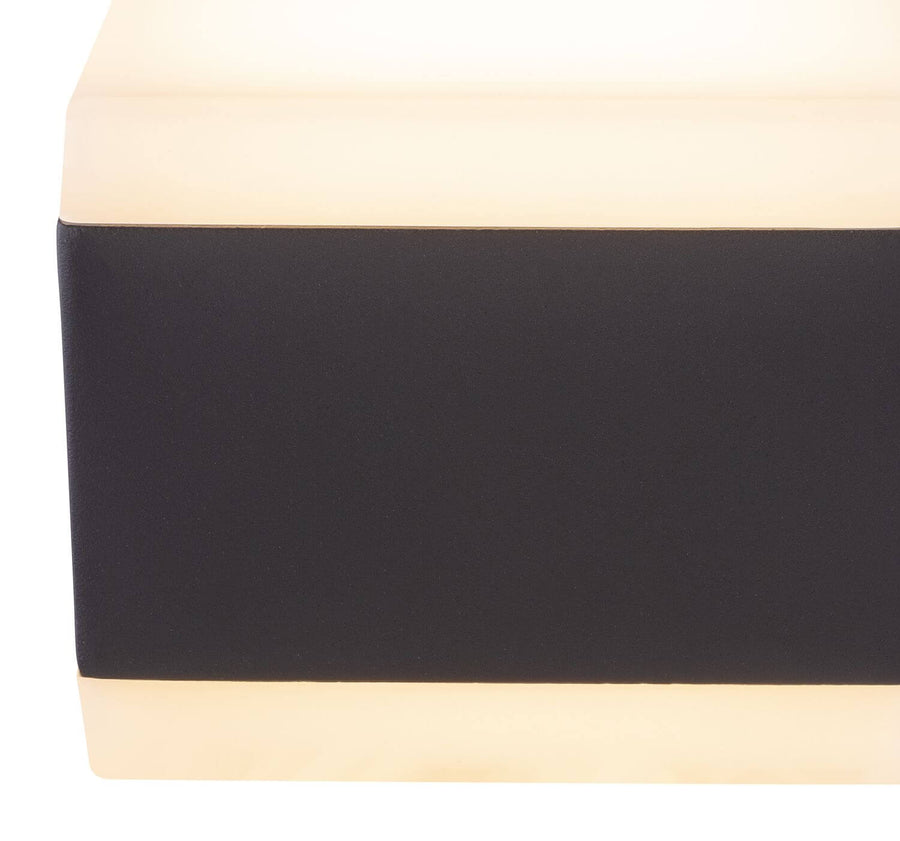 Gros plan sur la finition aluminium anthracite et la bordure du diffuseur blanc