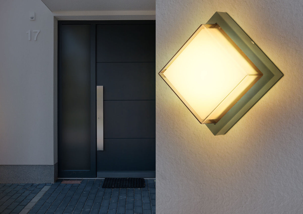 Mise en ambiance extérieure sur un mur, près d'une porte d'entrée sombre