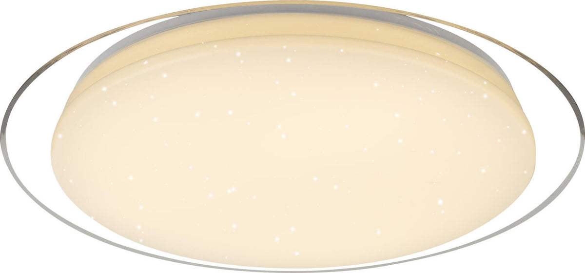 Vue rapprochée du plafonnier blanc allumé, anneau chromé et diffuseur étoilé