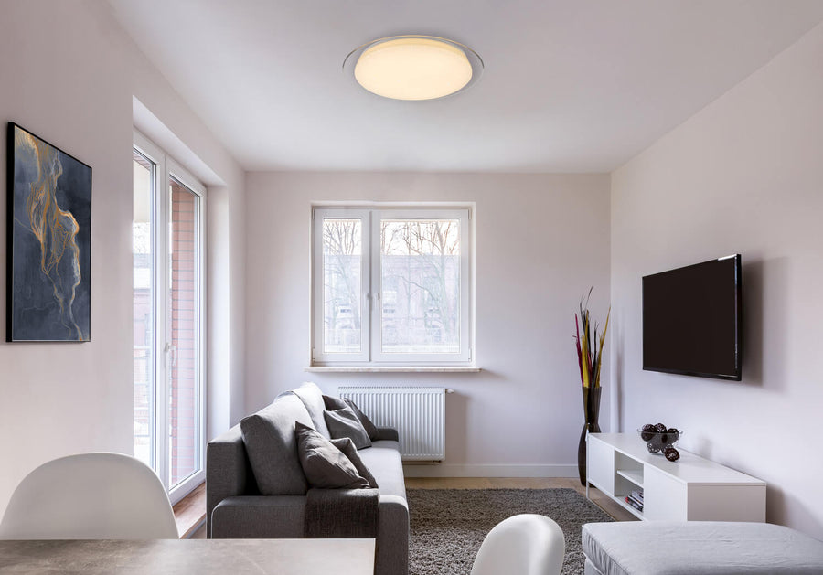 Plafonnier blanc installé au plafond d'un salon moderne, éclairant la pièce