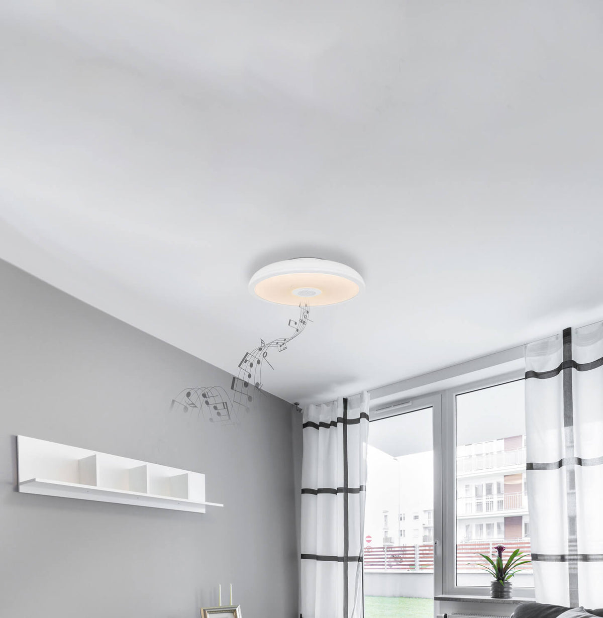 Mise en ambiance dans un salon moderne, plafonnier blanc allumé fixé au plafond.