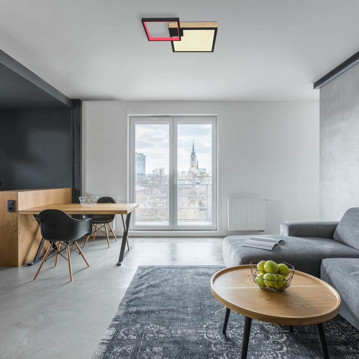 Mise en ambiance du plafonnier allumé au plafond d'un séjour contemporain gris
