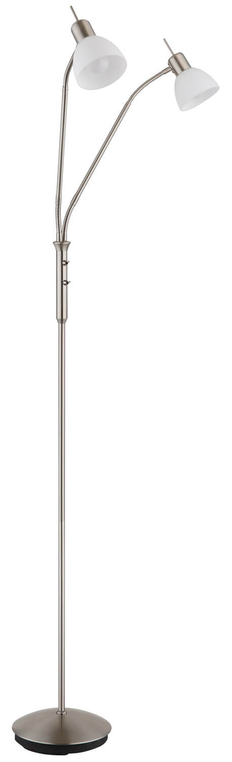 Lampadaire nickel satiné, deux abat-jours coniques en verre blanc, sur fond blanc.