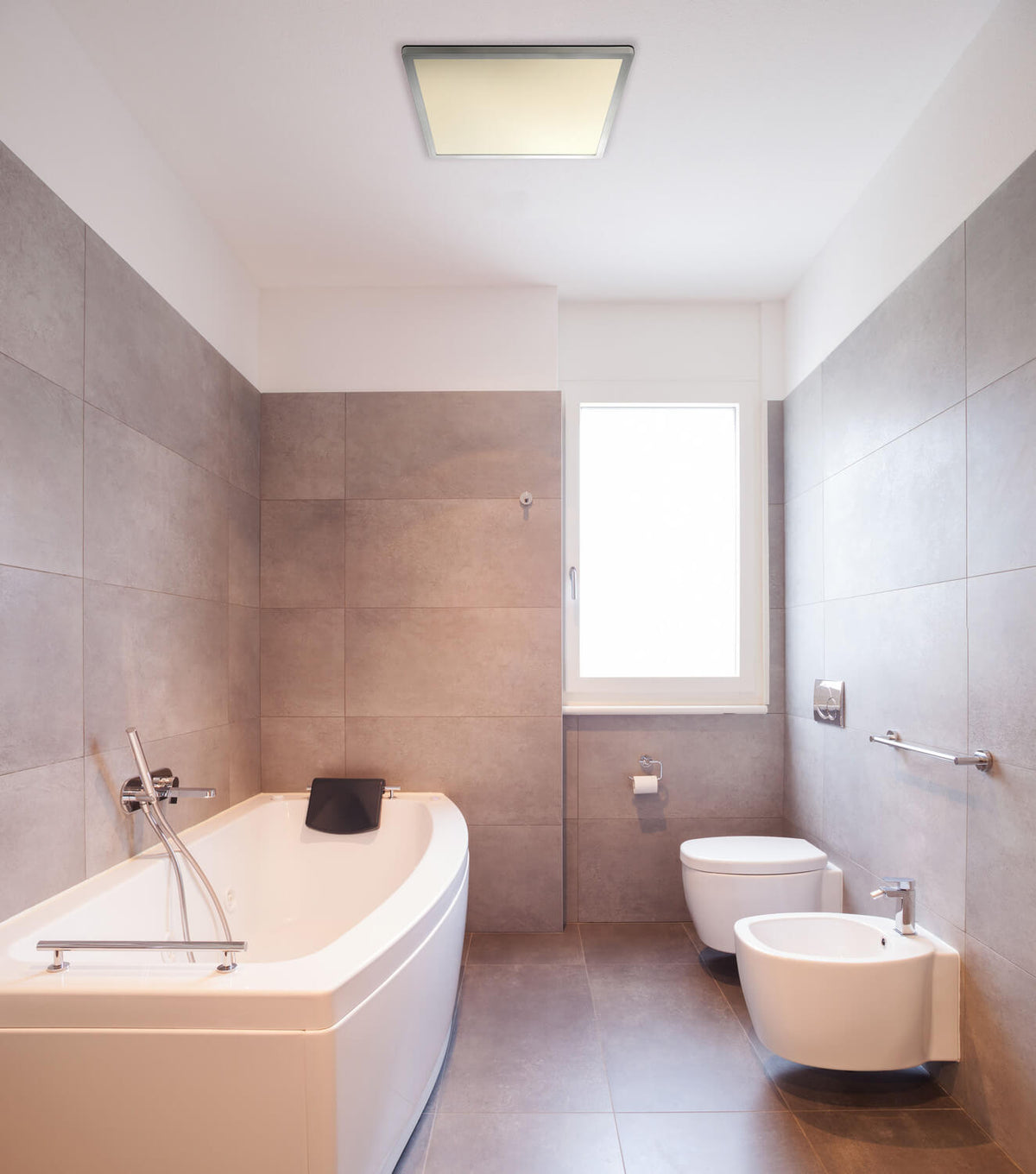 Mise en ambiance du plafonnier dans une salle de bain contemporaine carrelée