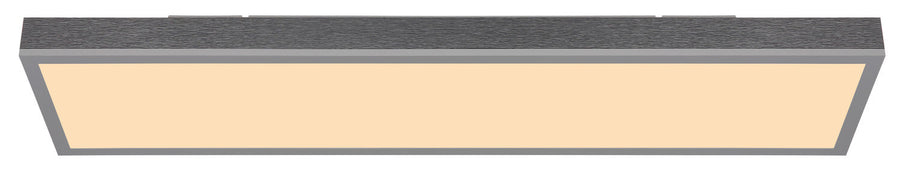 Vue de face du plafonnier allumé, diffuseur lumineux rectangulaire et bord argenté.