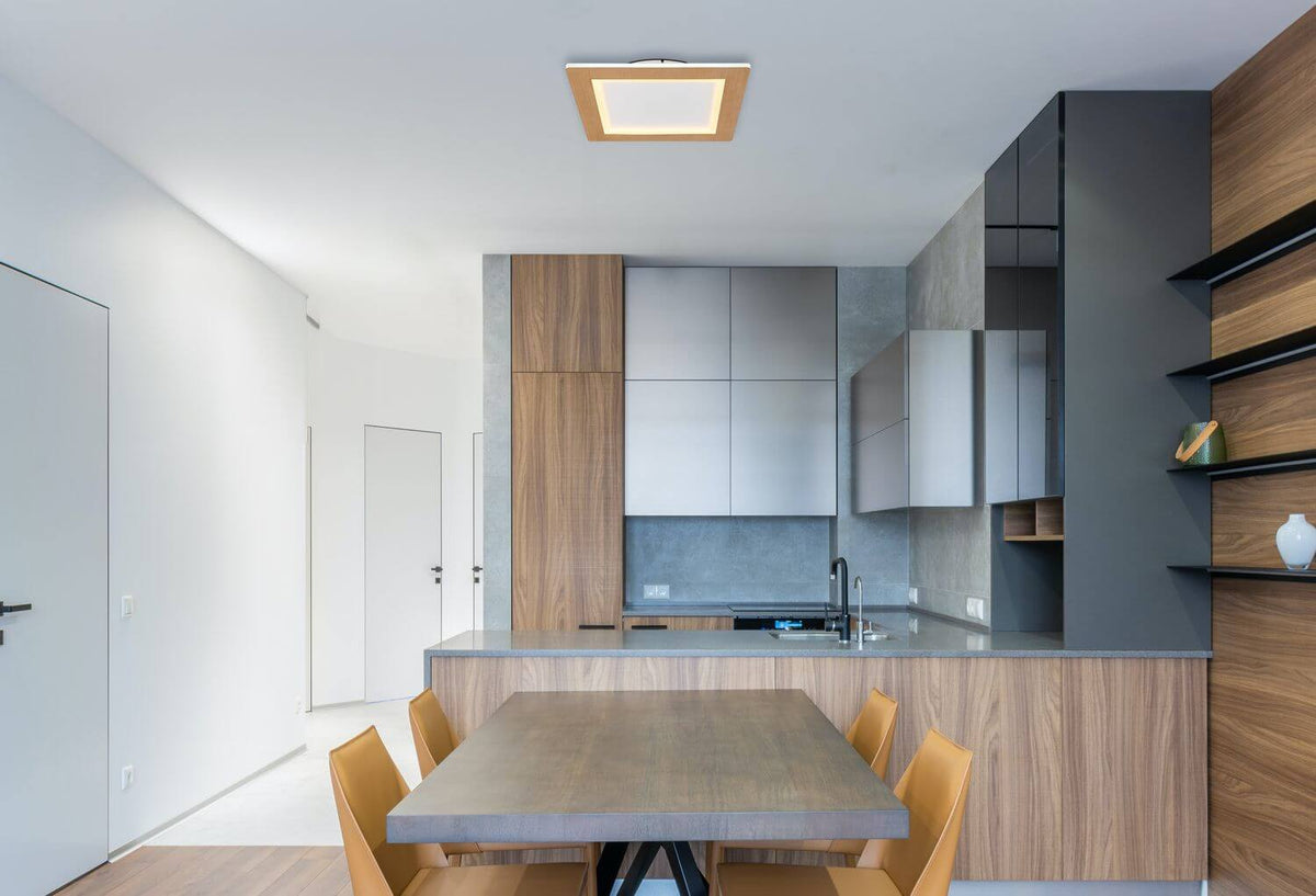 Plafonnier carré installé au plafond d'une cuisine avec table à manger et chaises