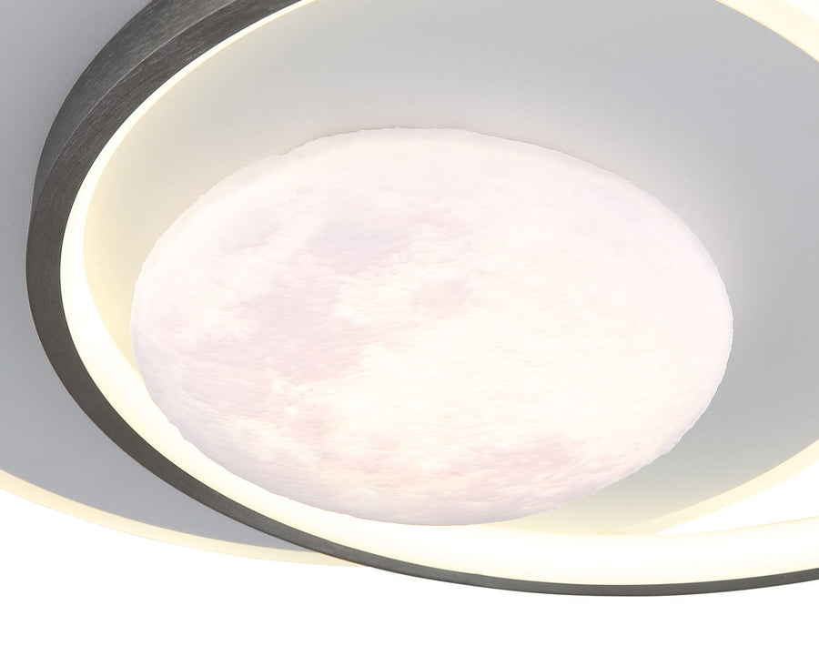 Gros plan sur la surface texturée de la lune diffusant une lumière douce