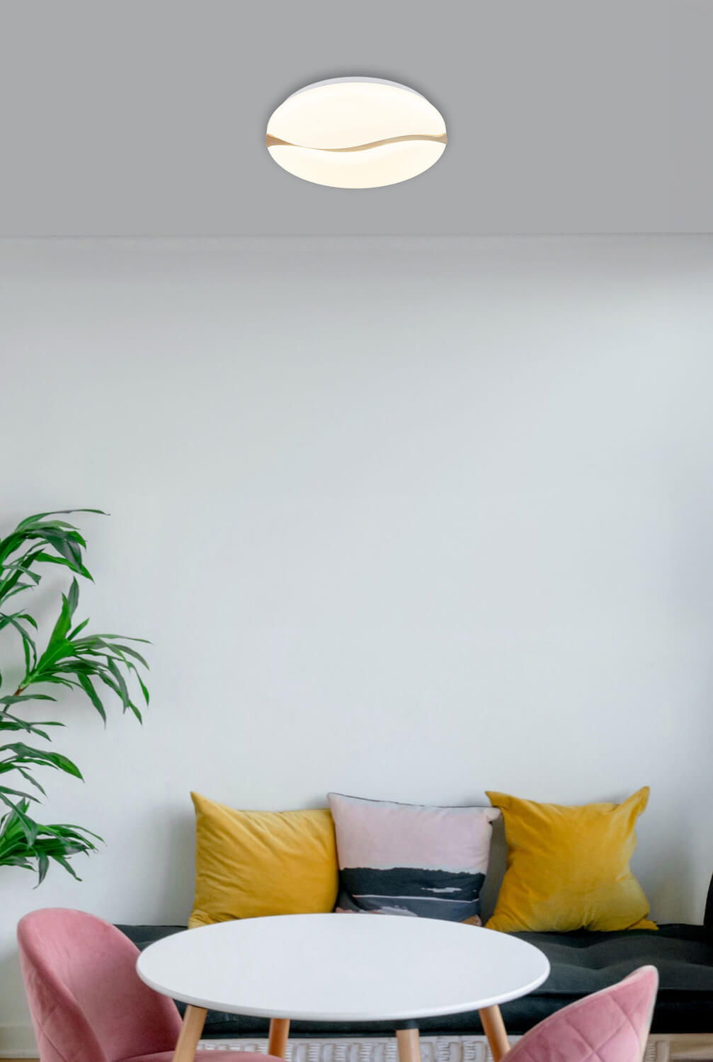 Mise en ambiance : plafonnier discret fixé au plafond d'un séjour au mur blanc