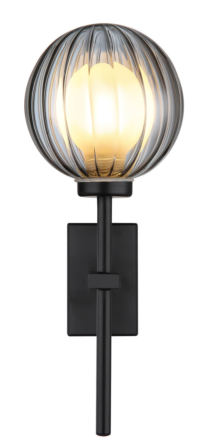 Vue de face de l’applique murale allumée, globe strié et support noir mat vertical.