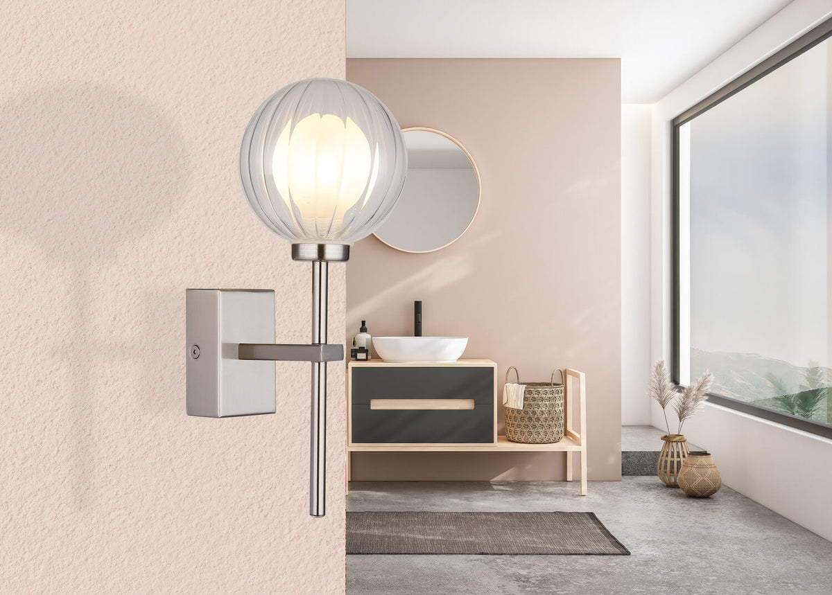 Mise en ambiance de l'applique murale dans une salle de bain moderne au mur rose pâle.