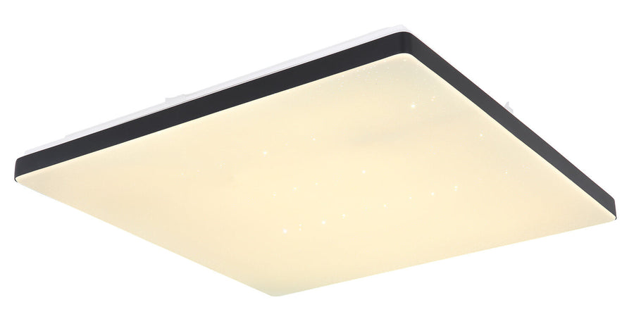 Vue rapprochée du plafonnier allumé, diffuseur ivoire parsemé de petites étoiles lumineuses.