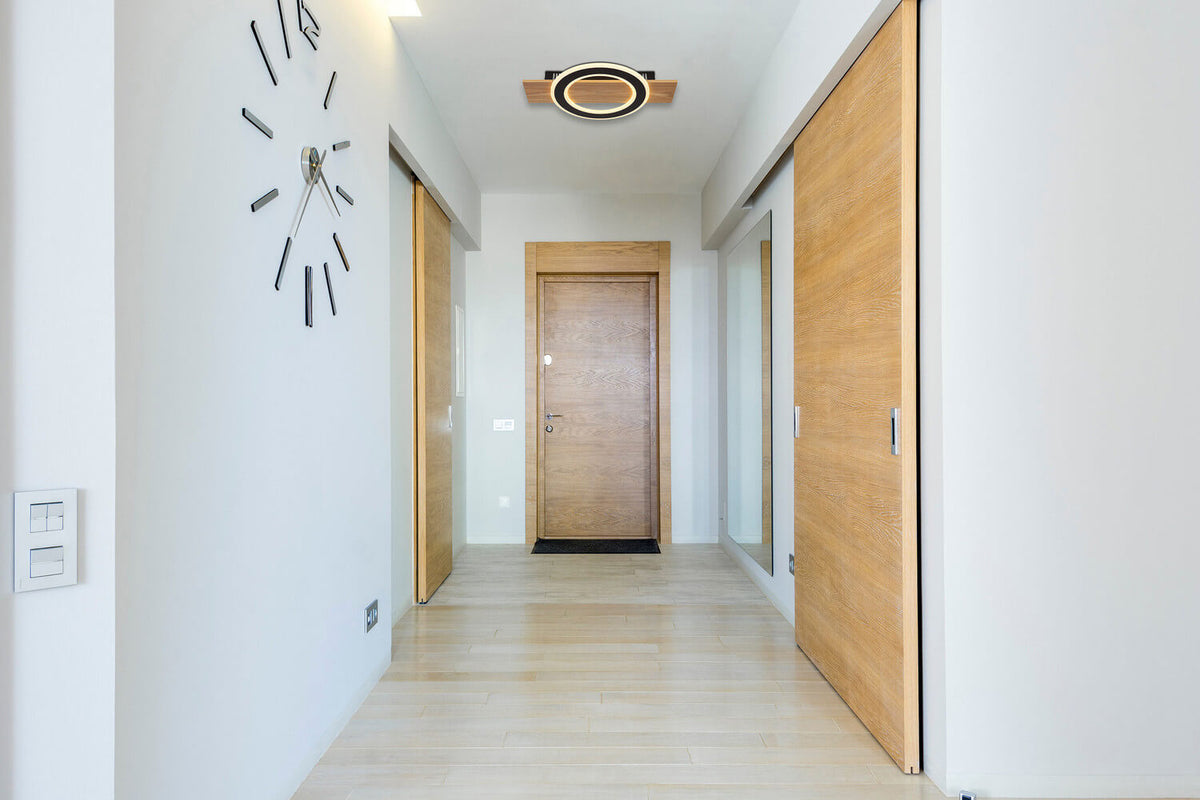 Mise en ambiance du plafonnier allumé dans un couloir moderne et lumineux.