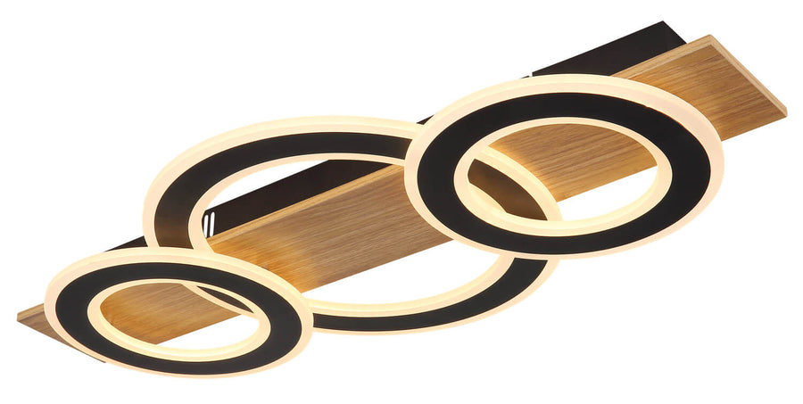 Vue rapprochée du luminaire montrant ses anneaux superposés et sa structure en bois.