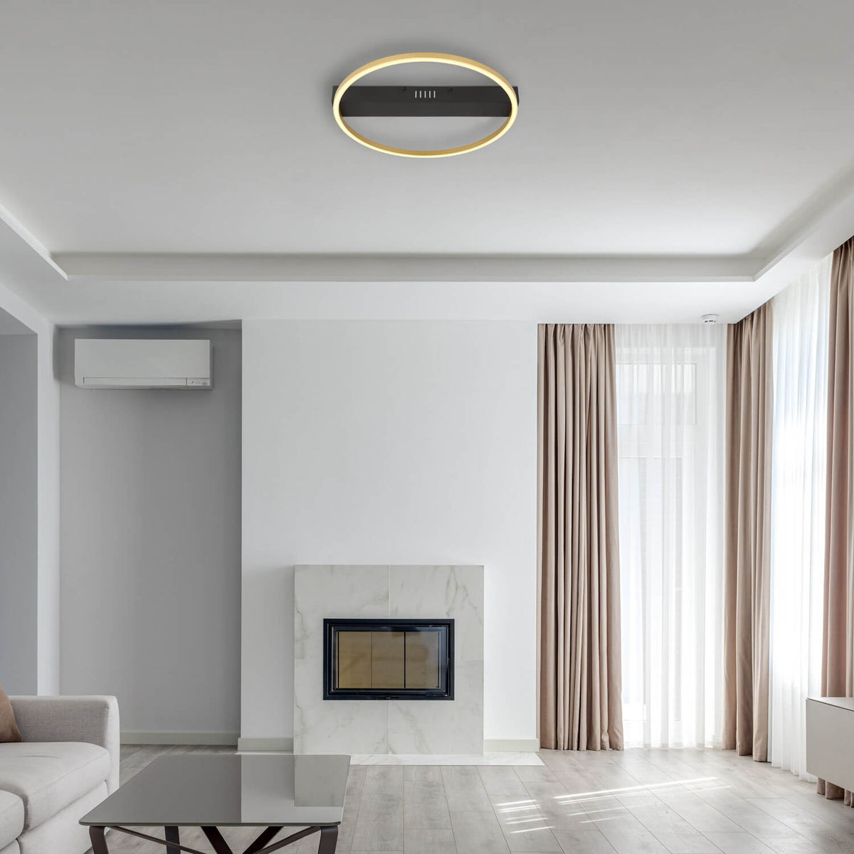 Mise en ambiance dans un salon, plafonnier allumé fixé au plafond blanc