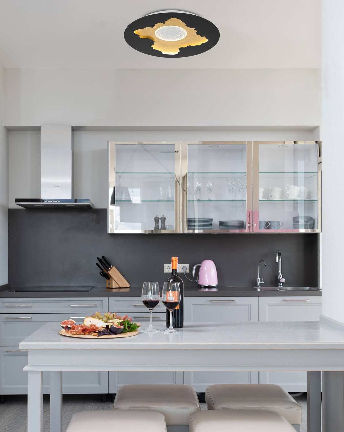 Mise en ambiance du plafonnier allumé au-dessus d'une table de cuisine moderne