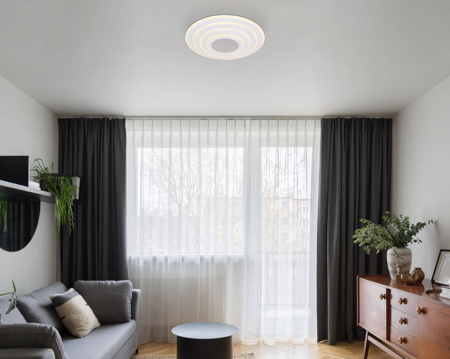 Plafonnier fixé au plafond dans un salon contemporain très lumineux
