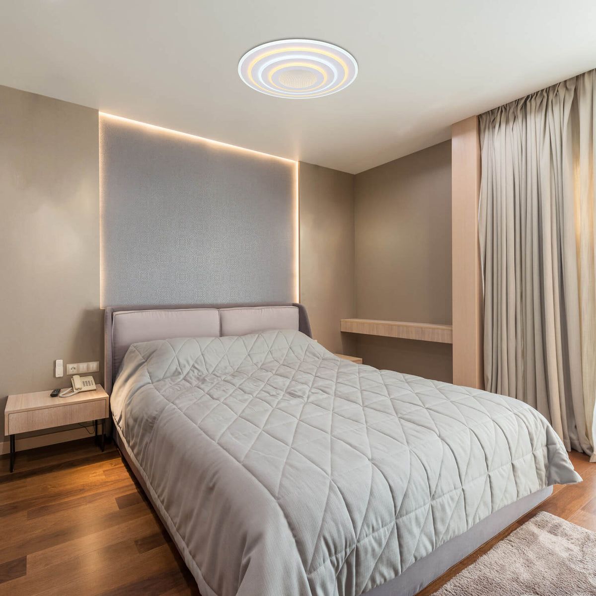 Mise en ambiance du plafonnier allumé au plafond d'une chambre contemporaine