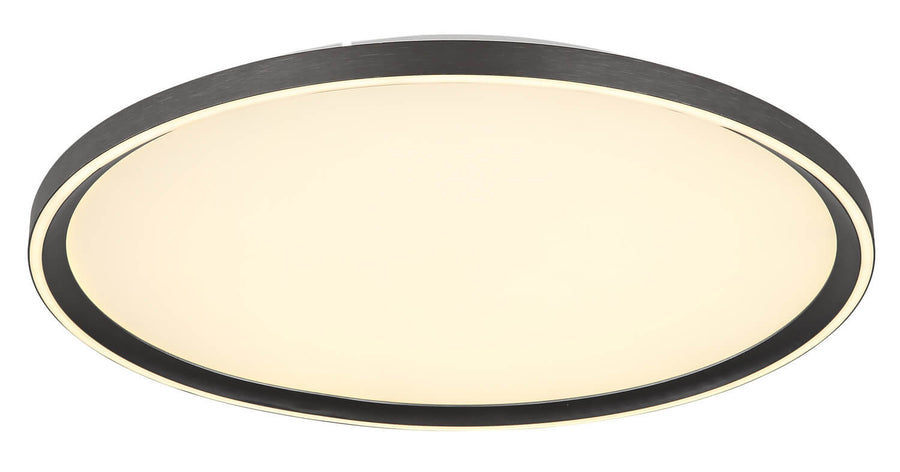 Vue rapprochée du luminaire allumé, halo lumineux chaud sur le diffuseur translucide
