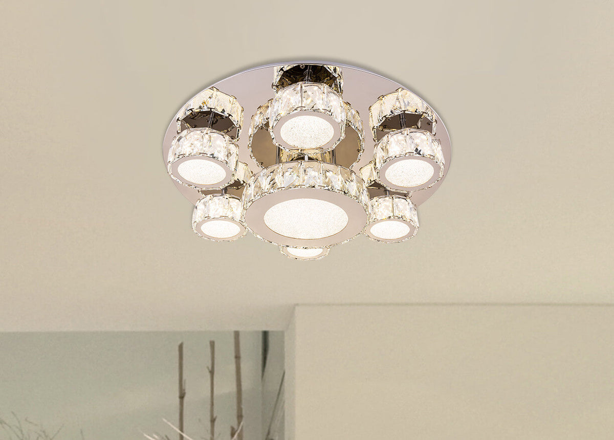 Mise en ambiance du luminaire allumé, fixé au plafond d'un intérieur clair et épuré